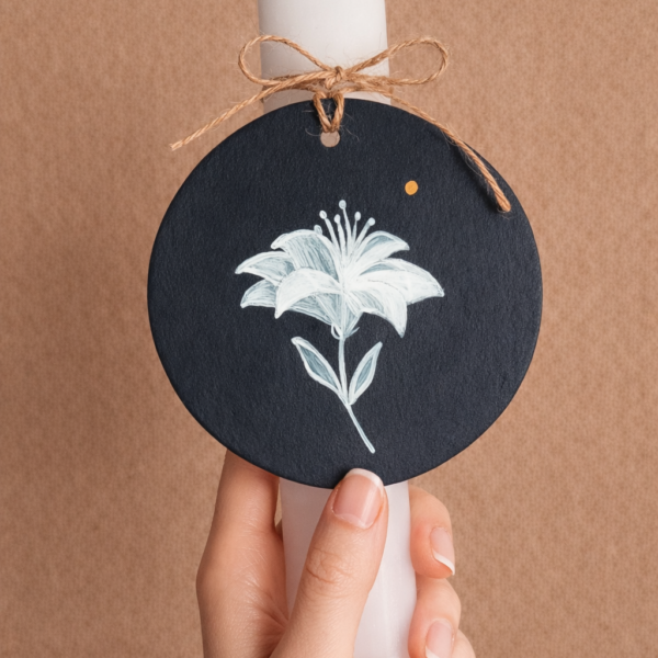 Λαμπάδα με καρτελάκι κρινάκι ζωγραφισμένο στο χέρι και στιχάκι