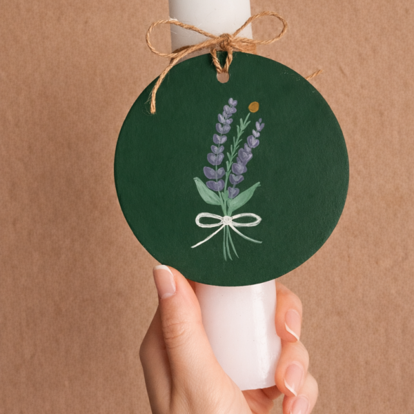 Λαμπάδα με καρτελάκι λεβάντα ζωγραφισμένο στο χέρι και στιχάκι