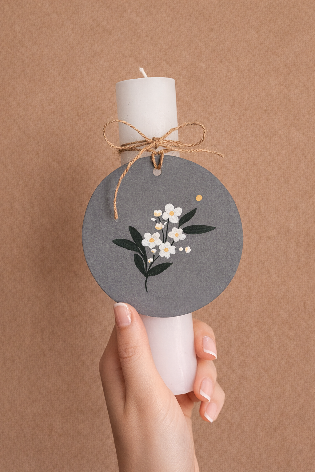 Λαμπάδα με καρτελάκι ανθό ελιάς ζωγραφισμένο στο χέρι και στιχάκι